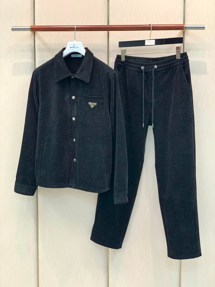 طقم رياضي / جاكيت وبنطلون رجالي فاخر من "برادا" (Prada) باللون الأسود المخملي المضلع (Corduroy)