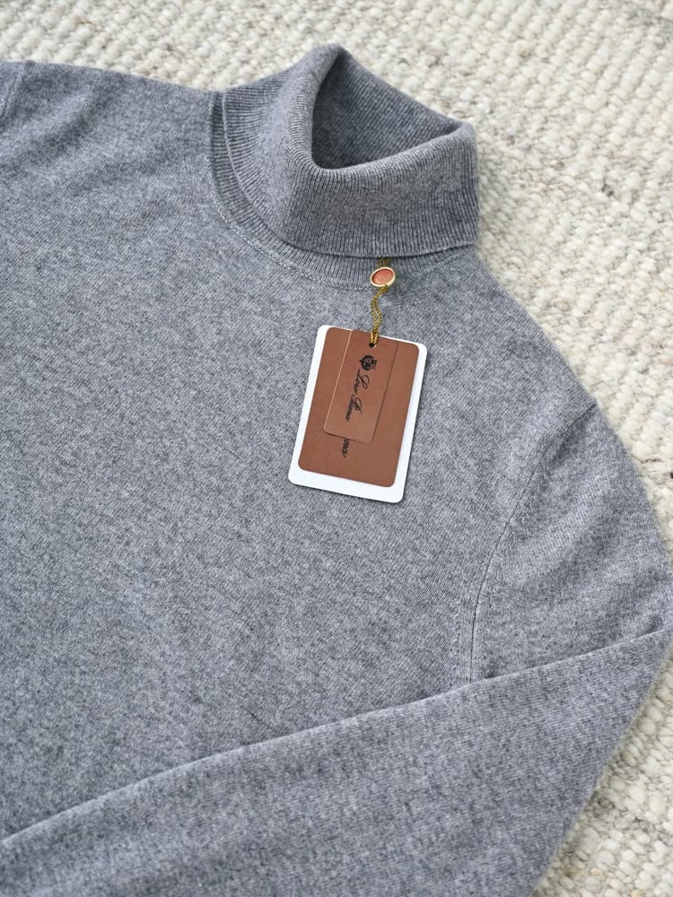 سويتر لورو بيانا الكشمير الفاخر بياقة عالية (Loro Piana Cashmere Turtleneck Sweater)