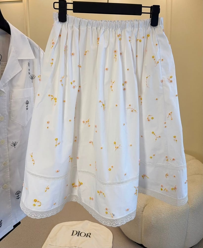 تنورة ديور (Dior) النسائية البيضاء المزينة بتطريز الزهور بالخرز