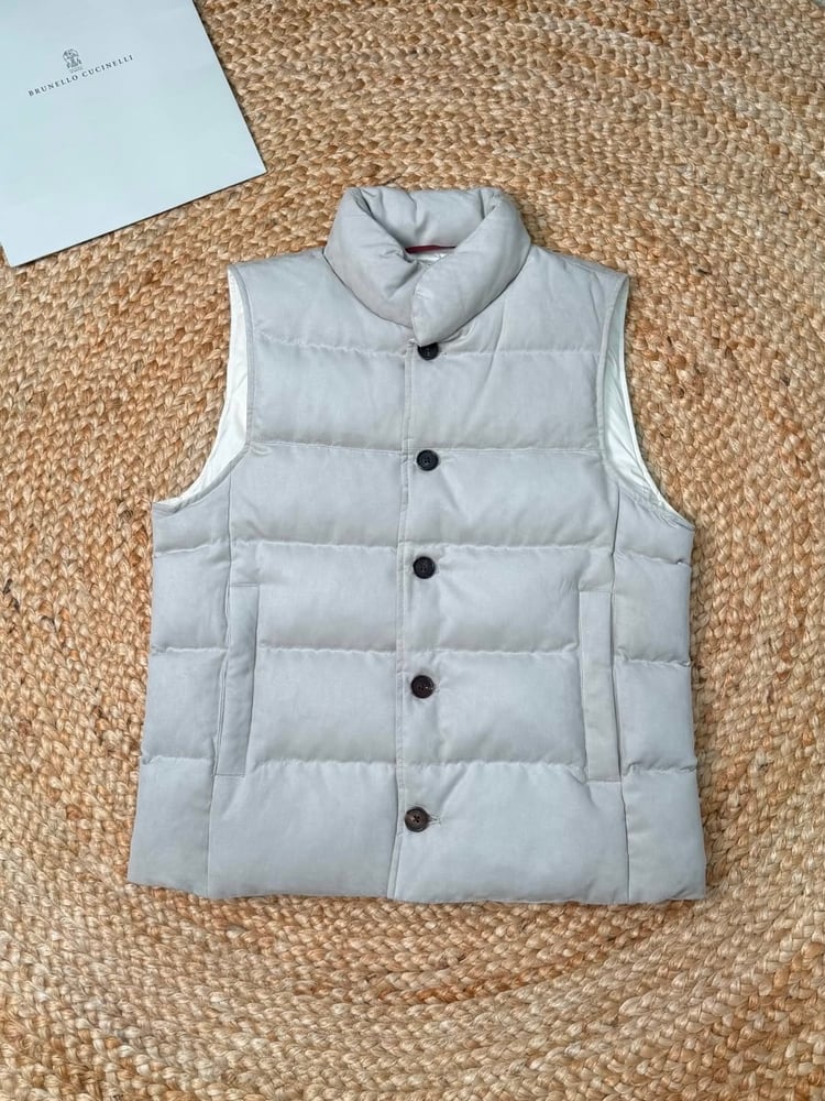 فيست / جيليه "برونيلو كوتشينيلي" (Brunello Cucinelli) الرجالي الفاخر بتصميم منفوخ وبطانة مزدوجة (اللون الرمادي الفاتح)