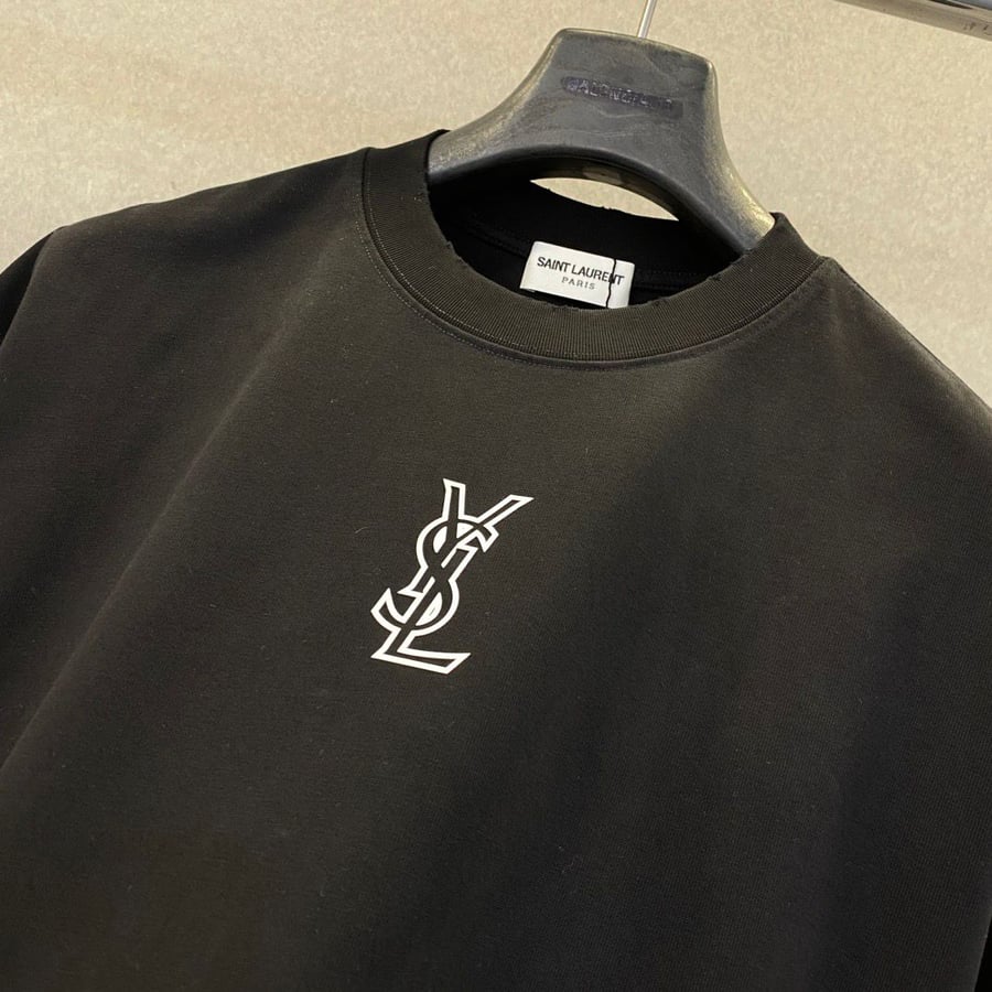 تيشيرت Saint Laurent بشعار YSL مطرز