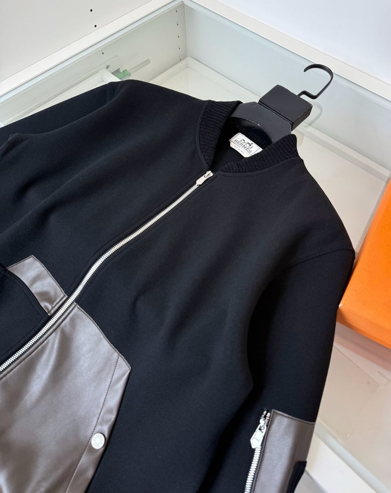 جاكيت / معطف بومبر رجالي فاخر بتفاصيل جلدية من "هيرميس" (Hermès)