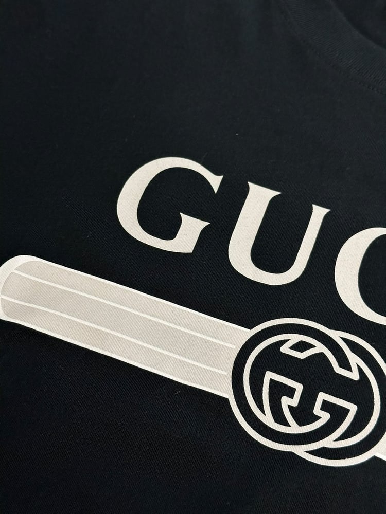 تيشرت غوتشي الكلاسيكي بشعار العلامة والشريط (Gucci Logo & Stripe T-Shirt)