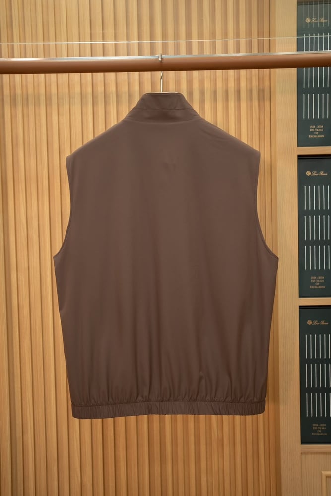 جاكيت "بومبر" الفاخر ثنائي الوجه من لورو بيانا (Loro Piana Reversible Bomber Vest)