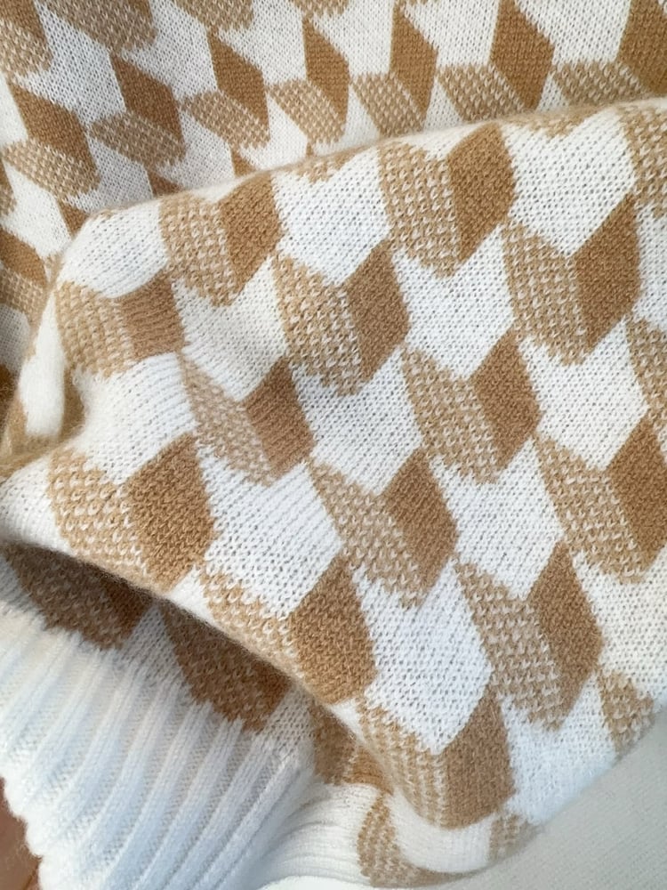 بلوزة ديور النسائية المحبوكة بنقشة هندسية وفيونكة أنيقة (Dior Geometric Pattern Knit Top with Bow)