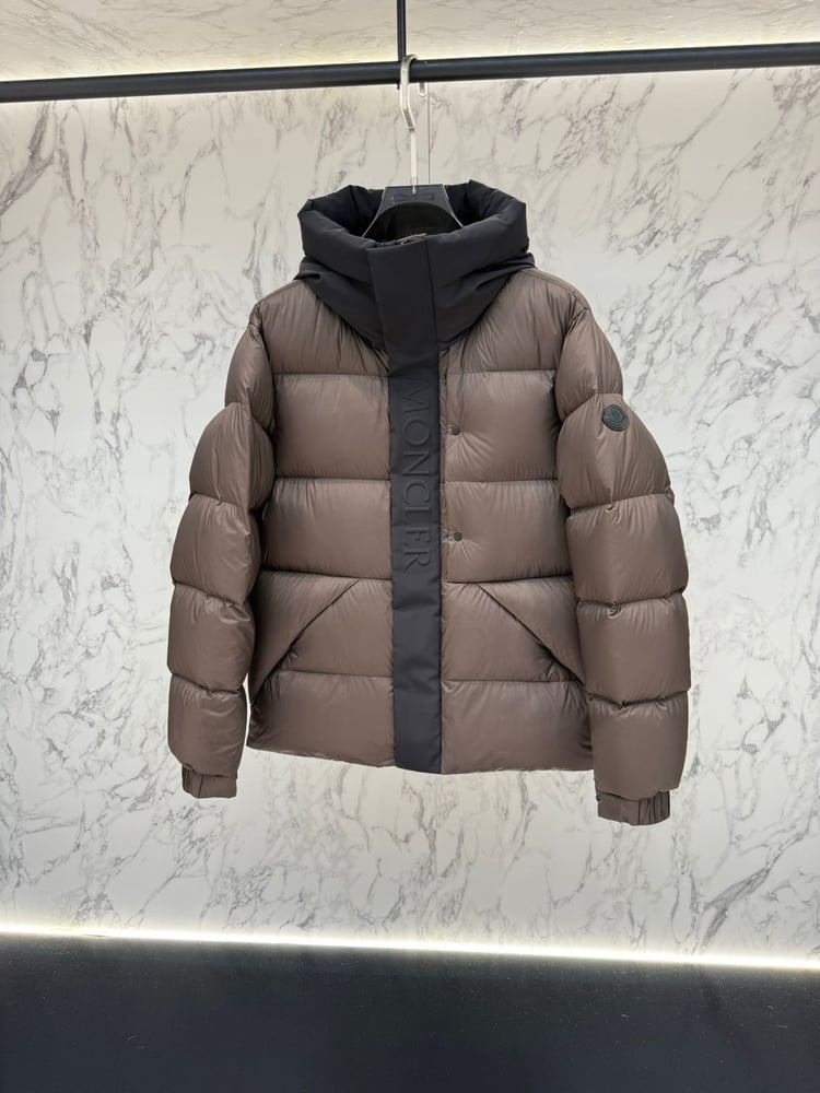 جاكيت / معطف منفوخ رجالي فاخر بقبعة من "مونكلير" (Moncler) باللون البني المدمج مع الأسود