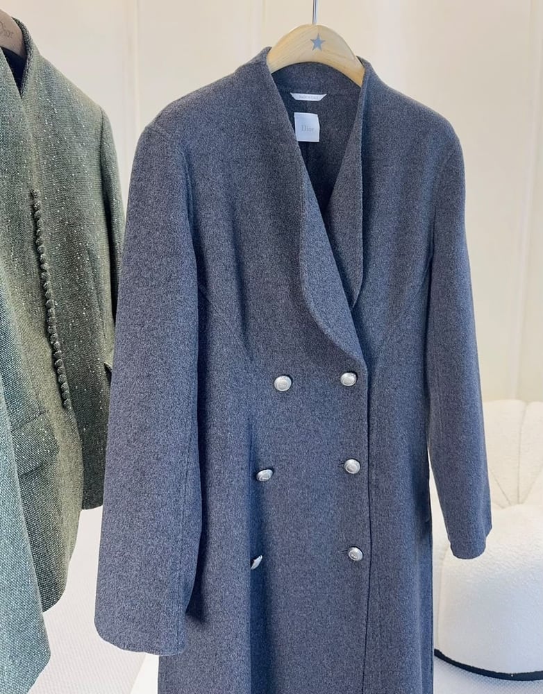 معطف ديور النسائي الطويل الفاخر من الصوف بتصميم مزدوج الصدر (Dior Long Wool Double-Breasted Coat)