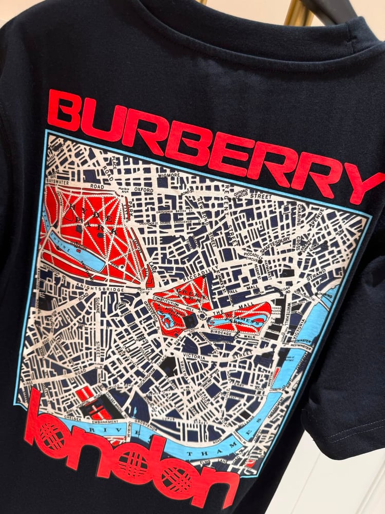 تيشرت "بربيري" (Burberry) الرجالي الأسود بتصميم خريطة لندن وطبعة "London" البارزة