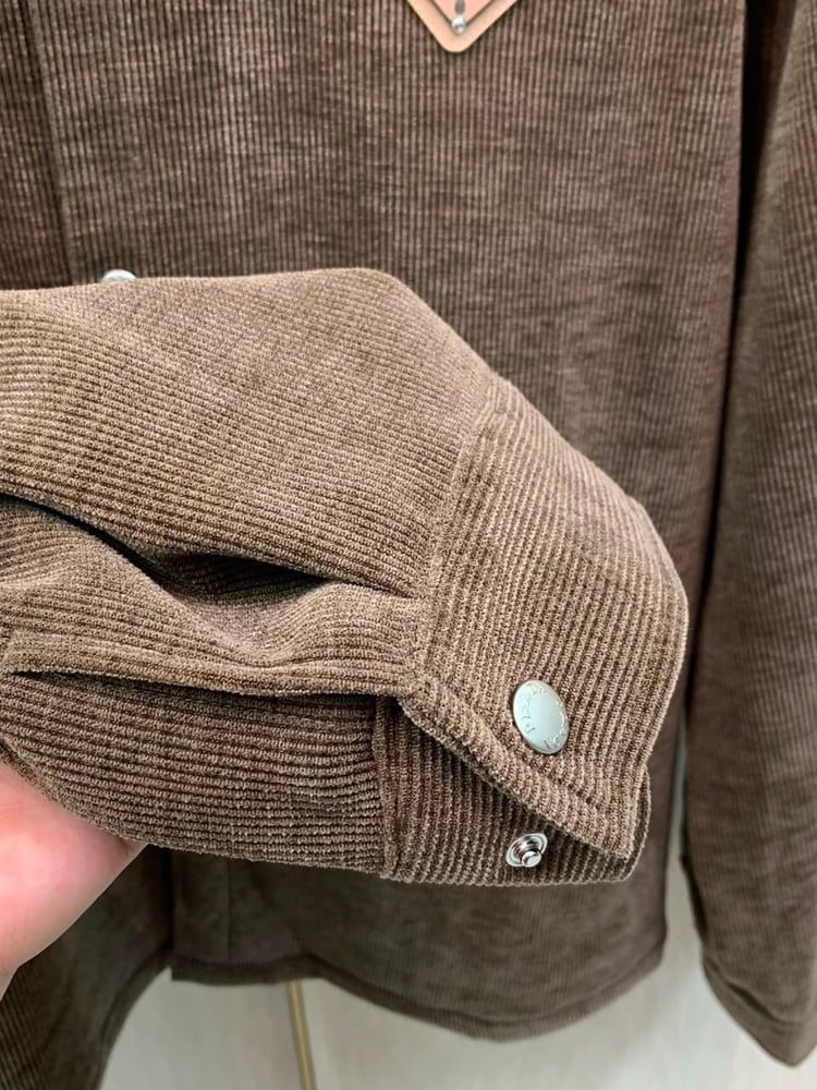 طقم رياضي / جاكيت وبنطلون رجالي فاخر من "برادا" (Prada) باللون البني المخملي المضلع (Corduroy)