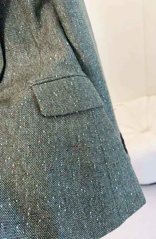 بليزر ديور النسائي الراقي من التويد المعزز بالترتر اللامع (Dior Tweed Blazer with Subtle Sequin Accents)