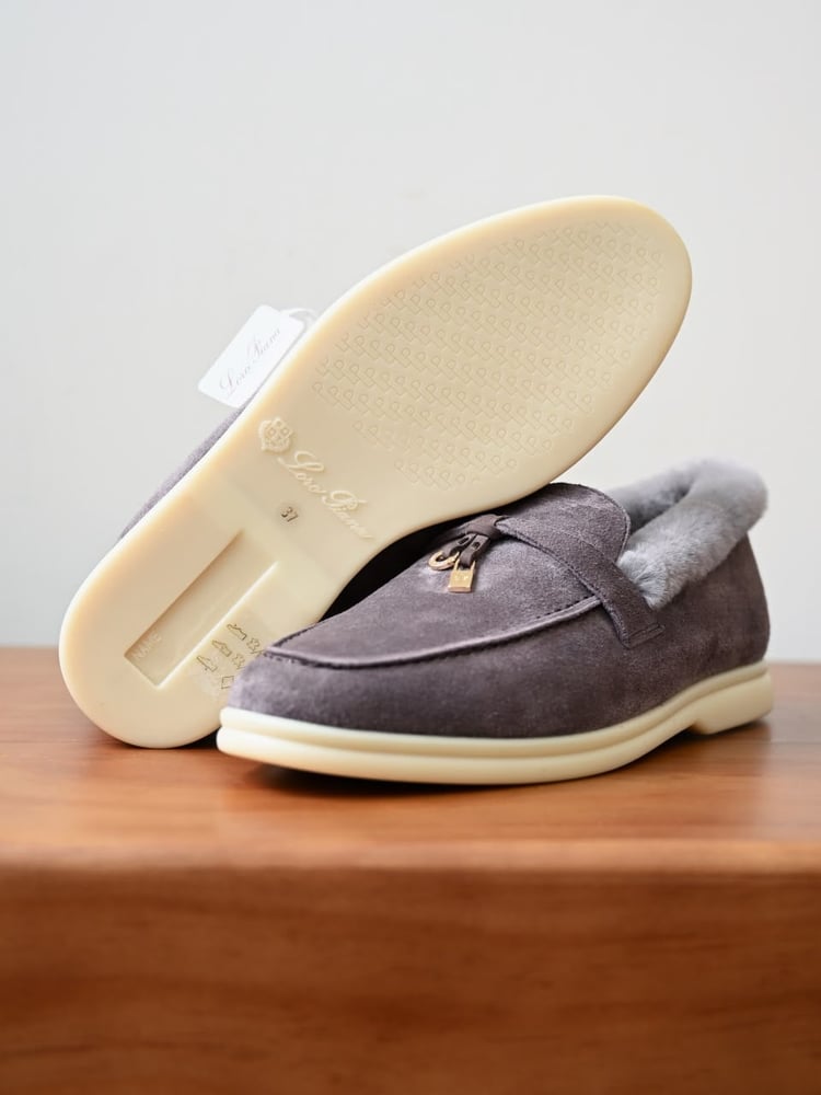 حذاء لورو بيانا النسائي الشمواه المبطن بالفرو مع تفاصيل القفل (Loro Piana Suede Fur-Lined Mules with Lock Charm)