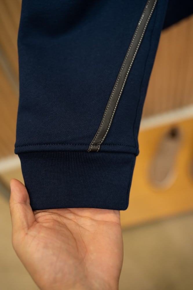 طقم سويتشيرت وبنطلون فاخر بتفاصيل جلدية من هيرميس (Hermès Leather-Accented Sweatshirt & Jogger Set)