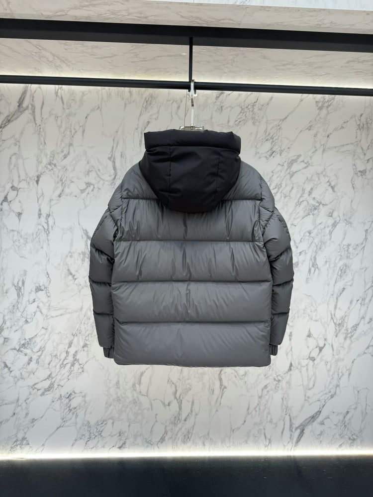 جاكيت / معطف منفوخ رجالي فاخر بقبعة من "مونكلير" (Moncler) باللون الفضي الرمادي المدمج مع الأسود