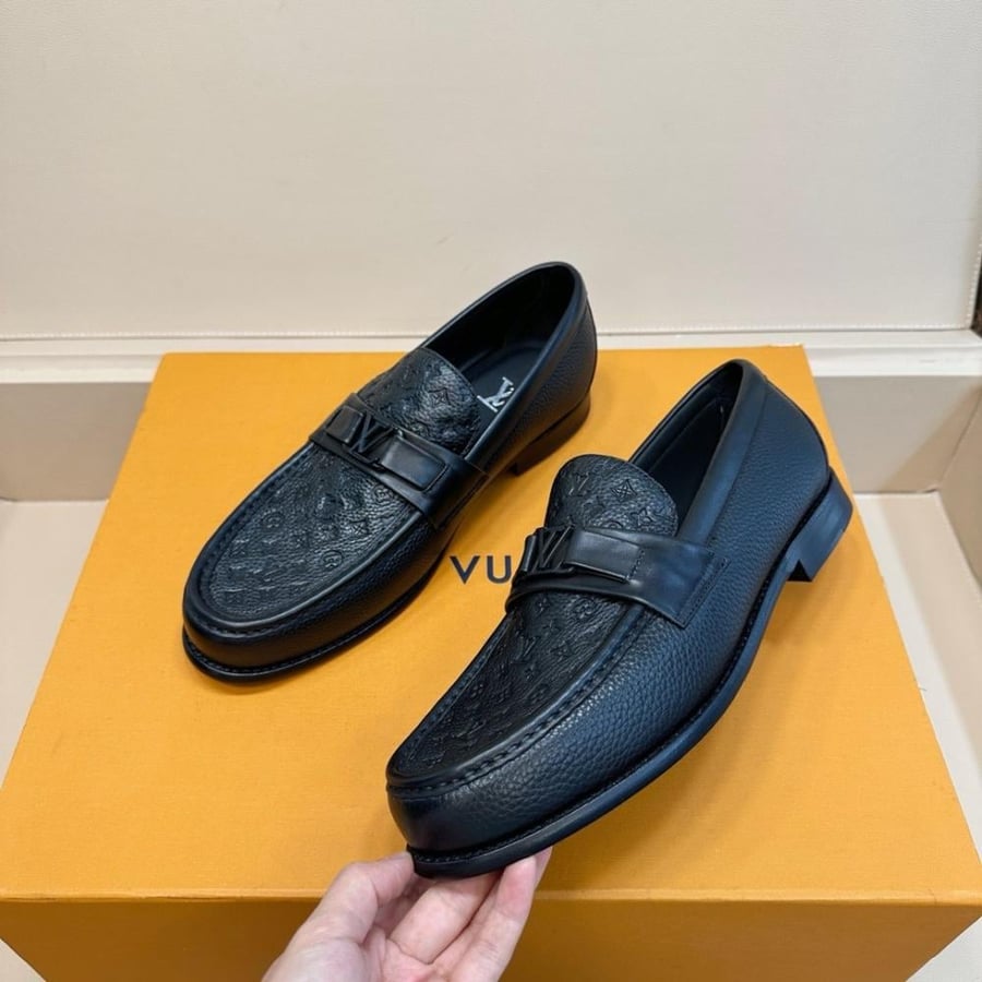 حذاء لوفر رجالي فاخر من لويس فيتون (Louis Vuitton) مصنوع من الجلد الطبيعي المحفور بالكامل.