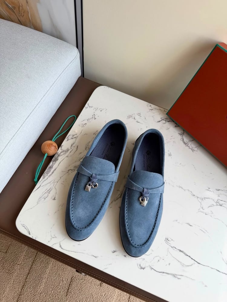 حذاء "لورو بيانا" (Loro Piana) الفاخر