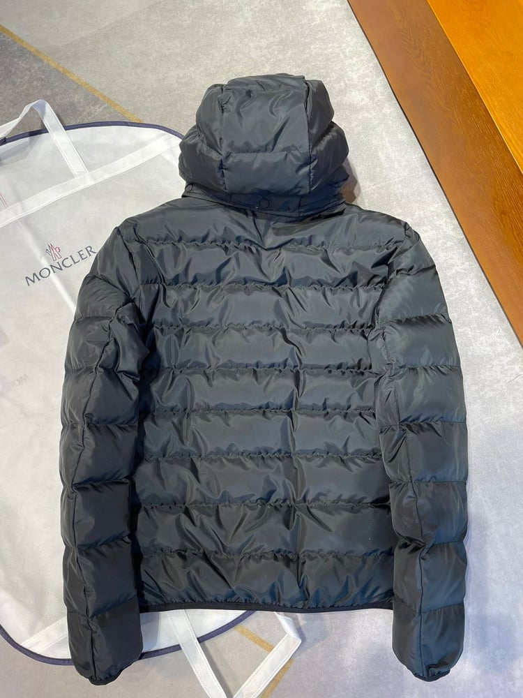 جاكيت / معطف منفوخ رجالي فاخر بقبعة من "مونكلير" (Moncler) باللون الأسود
