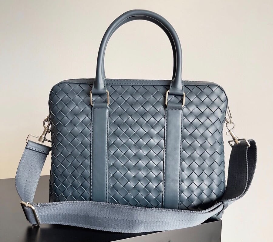 حقيبة يد جلدية فاخرة بتصميم مجدول من بوتيغا فينيتا (Bottega Veneta)