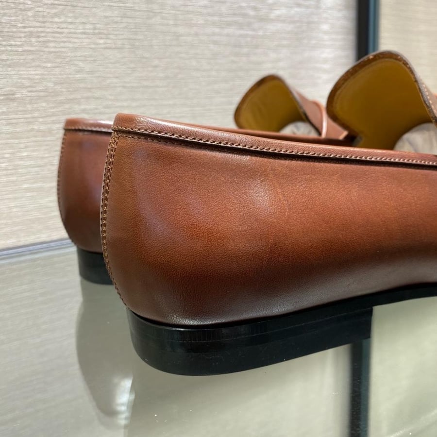 حذاء لوفر (Loafers) رسمي فاخر من فيراغامو (Ferragamo) من الجلد الطبيعي باللون البني الكستنائي.