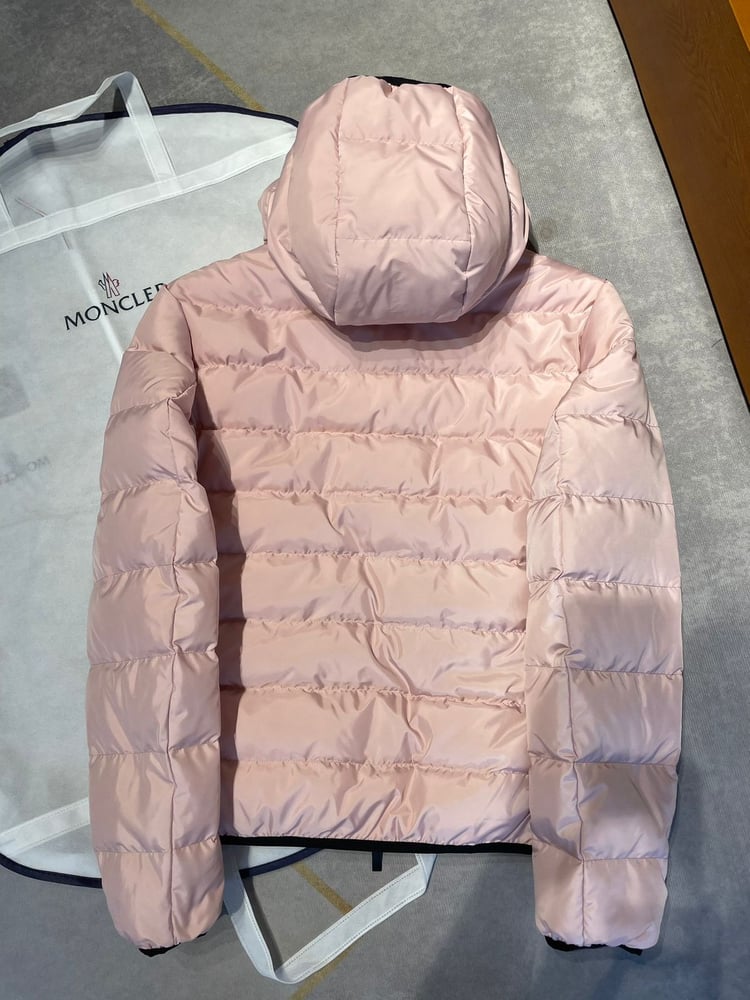 جاكيت / معطف منفوخ رجالي فاخر بقبعة من "مونكلير" (Moncler) باللون الوردي الفاتح