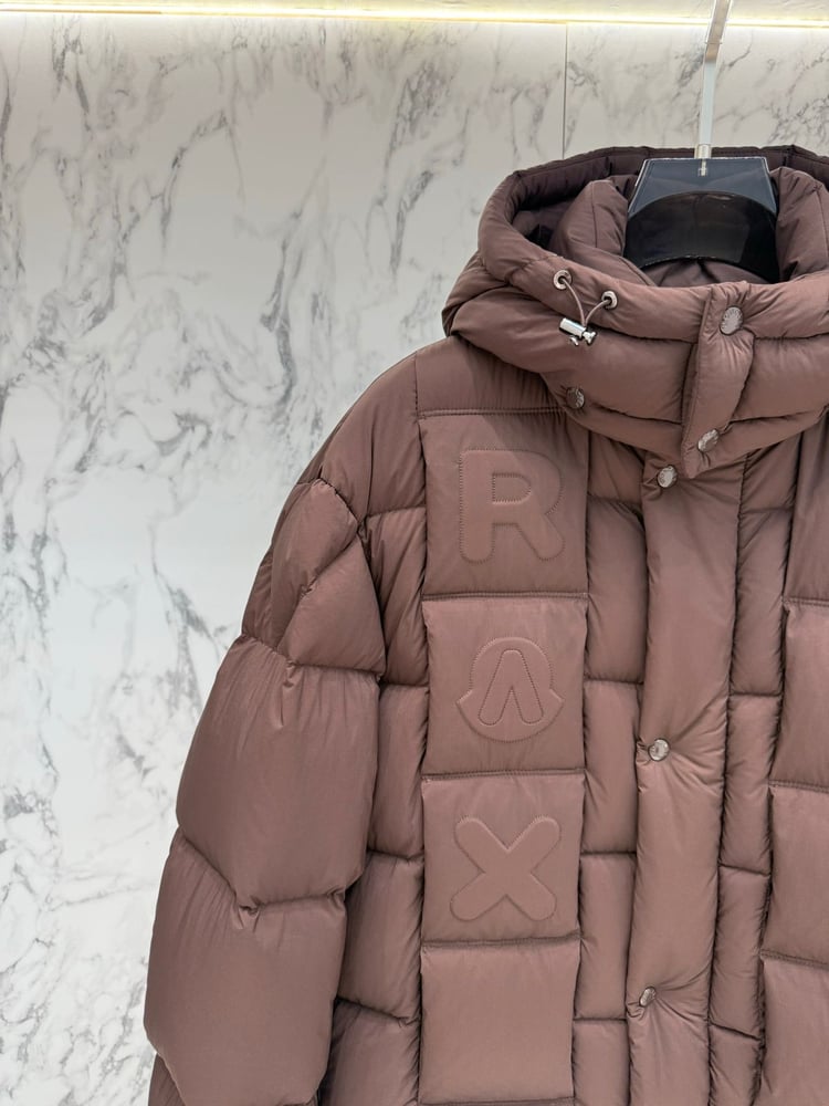 جاكيت / معطف منفوخ رجالي فاخر بقبعة من "مونكلير" (Moncler x Roc Nation) باللون البني الشوكولاتة