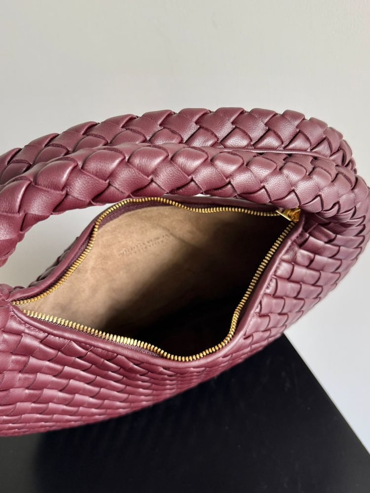 حقيبة "بوتيغا فينيتا" (Bottega Veneta)