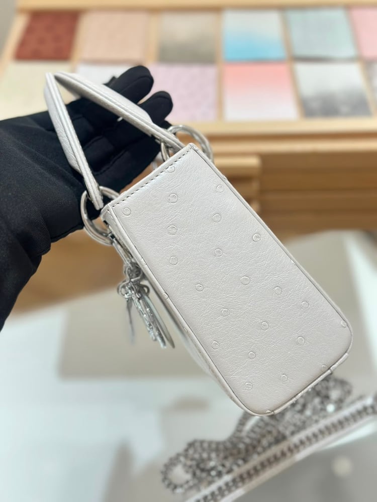 حقيبة ليدي ديور (Lady Dior) ميني الفاخرة بجلد النعام اللؤلؤي سمول