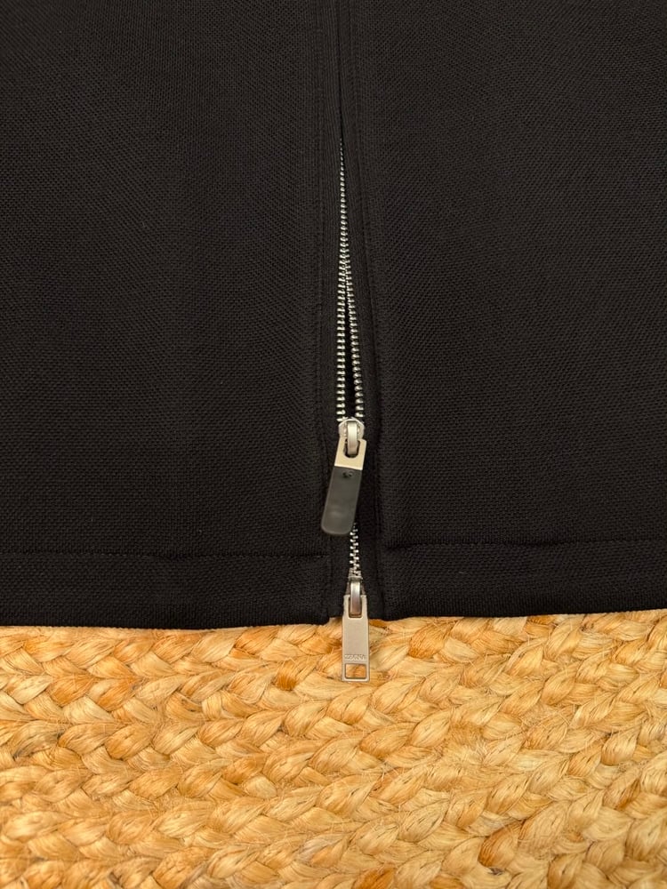 طقم رجالي فاخر (جاكيت بسحاب وبنطلون رياضي) من "إرمينيجيلدو زينا" (Ermenegildo Zegna) باللون الأسود الكلاسيكي