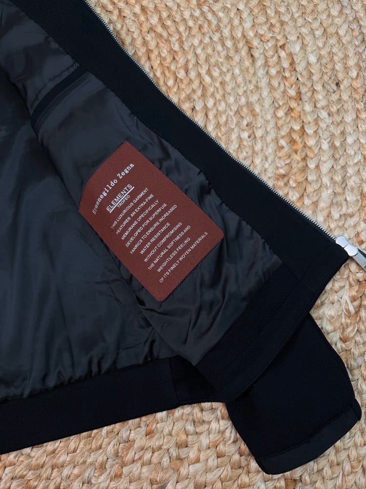 طقم رجالي فاخر (جاكيت بسحاب وبنطلون رياضي) من "إرمينيجيلدو زينا" (Ermenegildo Zegna) باللون الأسود الكلاسيكي
