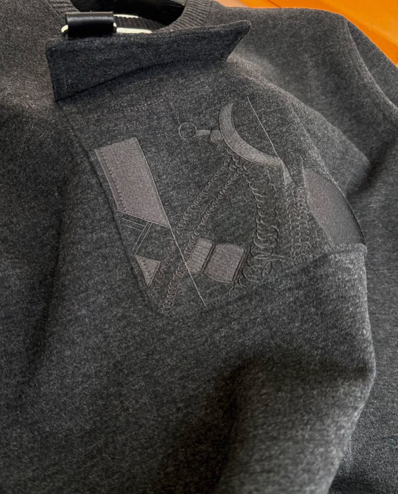 سويت شيرت هيرميس الفاخر بجيب التطريز التراثي (Hermes Heritage Pocket Sweatshirt)