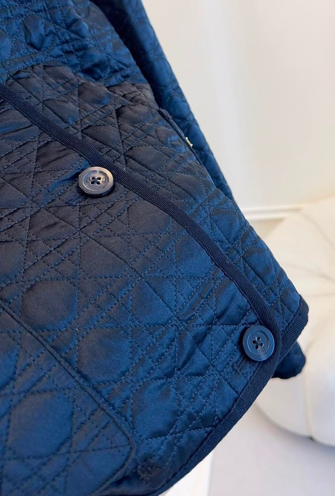 جاكيت "ديور" (Dior) النسائي المبطن بتصميم كاناج (Cannage) الأيقوني