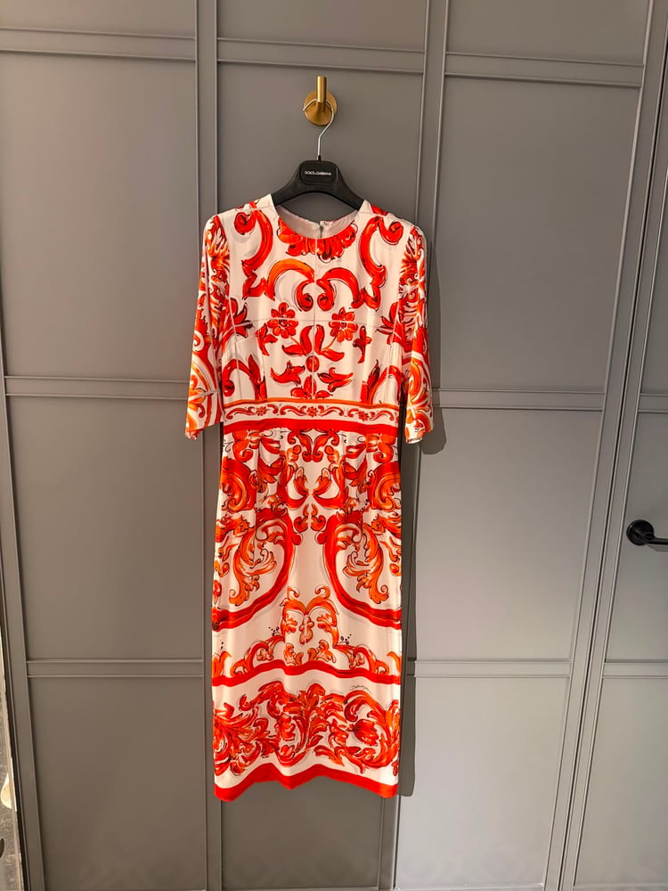 فستان دولتشي آند غابانا (Dolce & Gabbana) الحريري الفاخر بنقوش المايوليكا البرتقالية