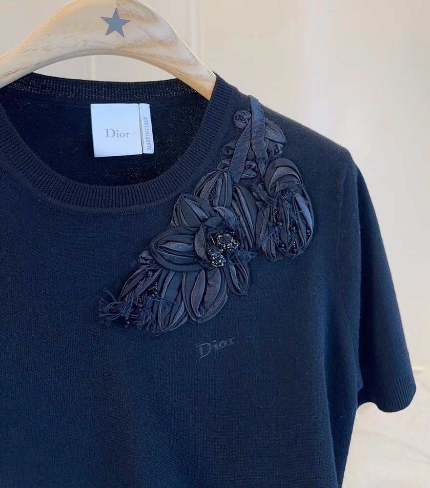 تيشيرت ديور (Dior) النسائي الأنيق المزود بتطريز الزهور