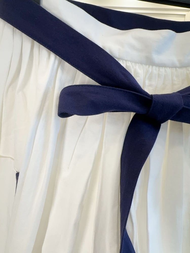 تنورة برادا الأنيقة (Prada White & Navy Skirt)
