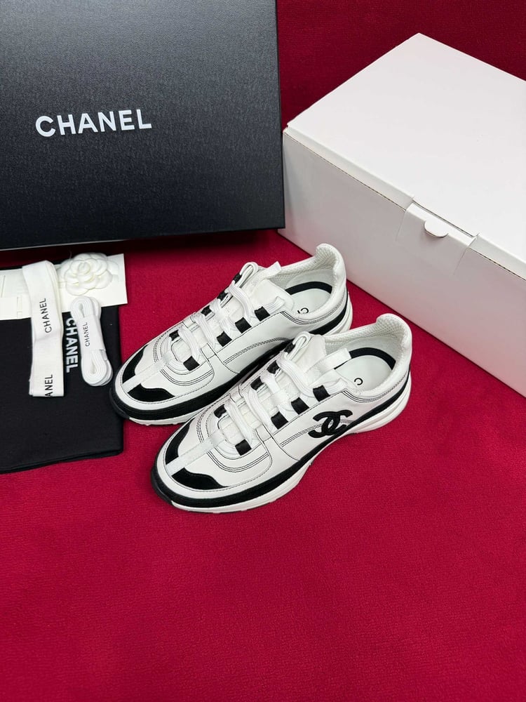 حذاء رياضي كلاسيكي من الجلد الطبيعي والشامواه من شانيل (Chanel)