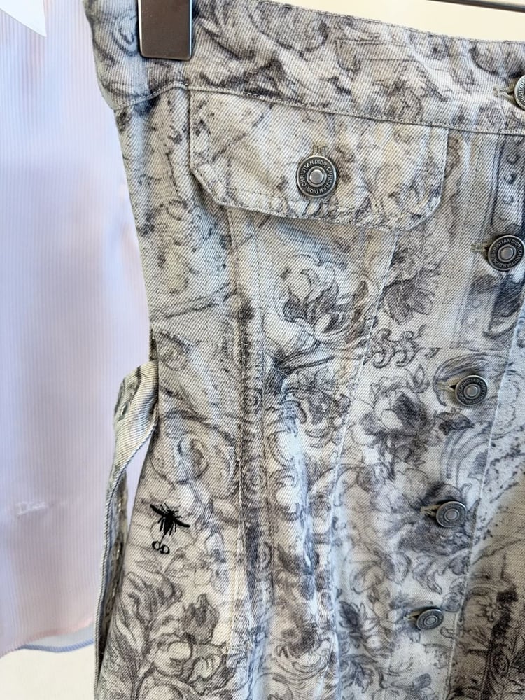 فستان جينز (دنيم) ميدي مكشوف الكتفين بنقشة فرنسية فاخرة من ديور (Dior)