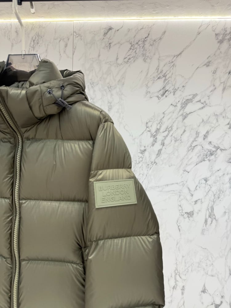 جاكيت هودي رجالي زيتي لامع من بريبري (Burberry)
