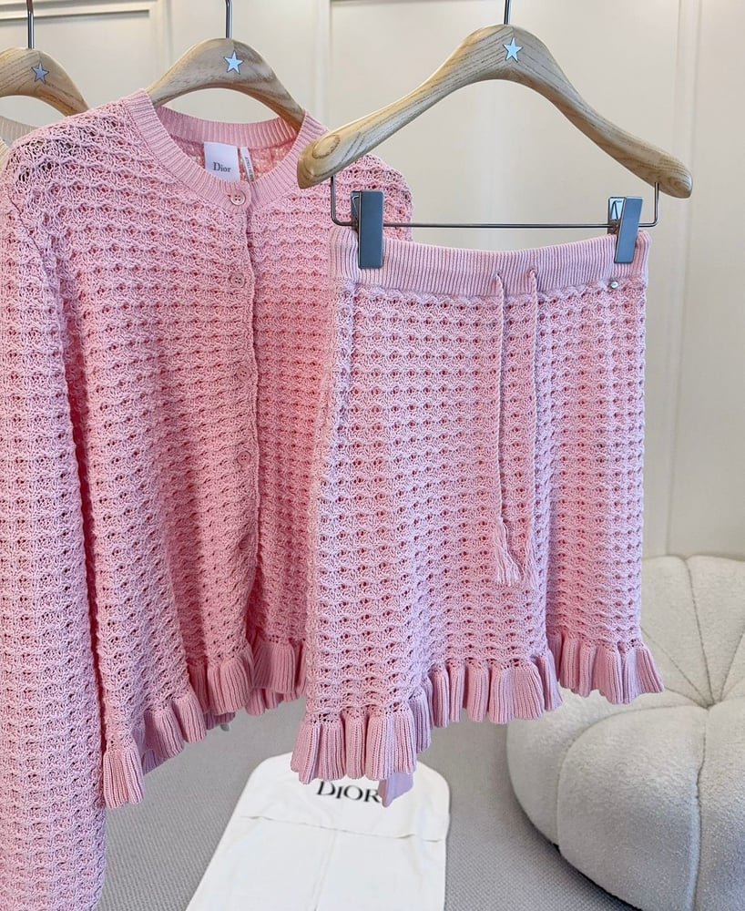 طقم ديور المحاك باللون الوردي (Dior Pink Knit Set)