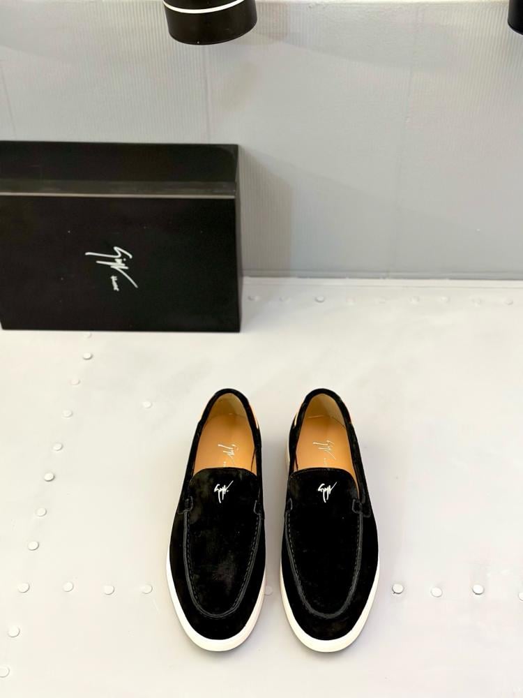 حذاء لوفر (Loafers) كاجوال فاخر من جوزيبي زانوتي (Giuseppe Zanotti) من جلد السويد باللون الأسود الملكي.