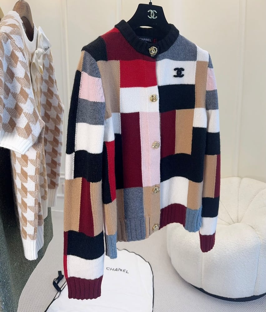 جاكيت شانيل النسائي المحبوك بتصميم مرقع ملون (Chanel Patchwork Knit Cardigan)