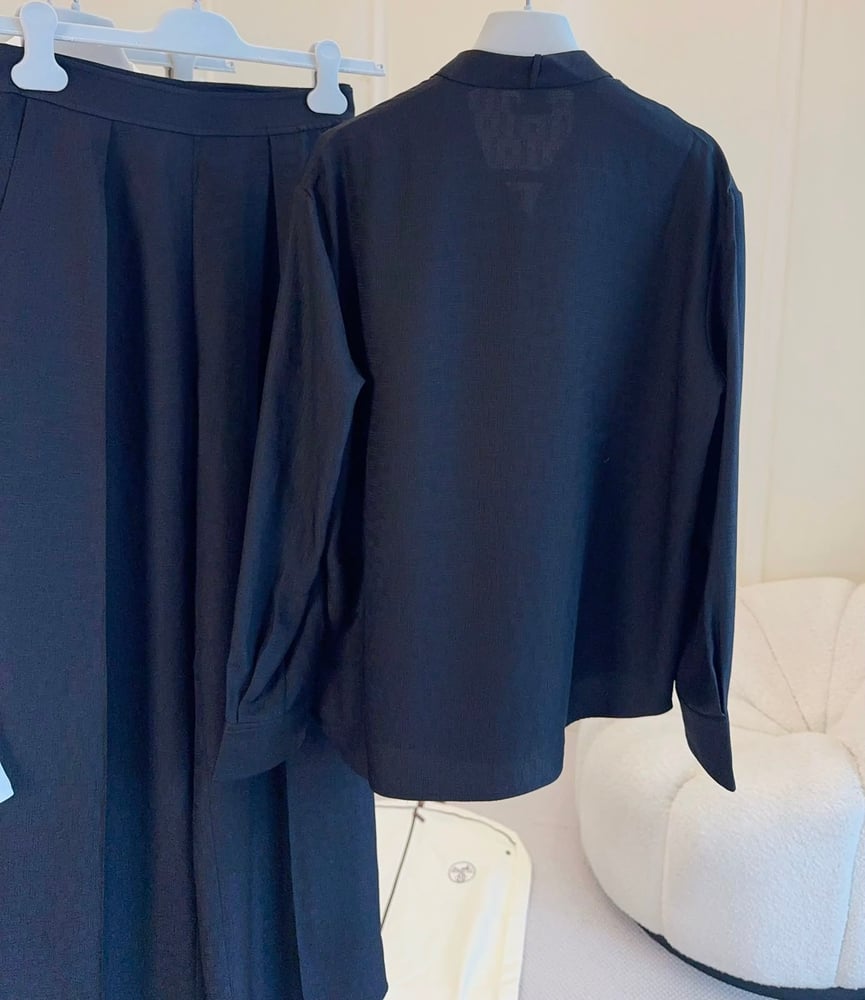 طقم "هيرميس" (Hermès) النسائي الراقي من القميص والبنطلون الأنيق