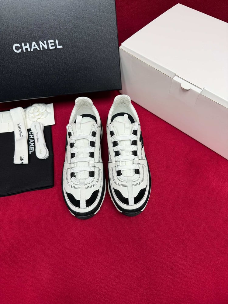حذاء رياضي كلاسيكي من الجلد الطبيعي والشامواه من شانيل (Chanel)