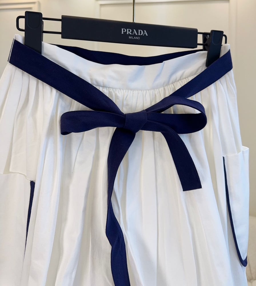 تنورة برادا الأنيقة (Prada White & Navy Skirt)