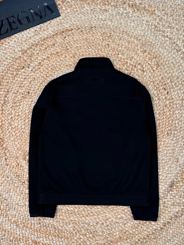 طقم رجالي فاخر (جاكيت بسحاب وبنطلون رياضي) من "إرمينيجيلدو زينا" (Ermenegildo Zegna) باللون الأسود الكلاسيكي