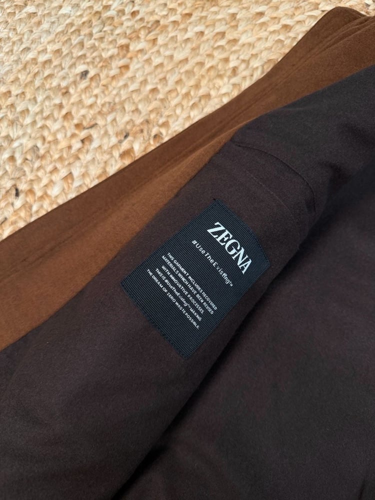 طقم رجالي بني فاخر (جاكيت بسحاب وبنطلون رياضي) من زينيا (Zegna)