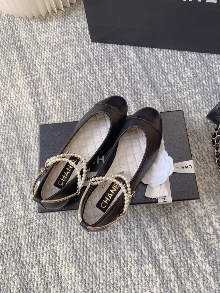 حذاء شانيل (Chanel) المسطح المزين باللؤلؤ والتعليقات
