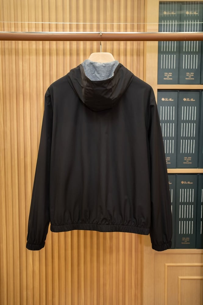 جاكيت "بومبر" الفاخر ثنائي الوجه بقبعة بأكمام طويلة من لورو بيانا (Loro Piana Reversible Hooded Bomber Jacket)