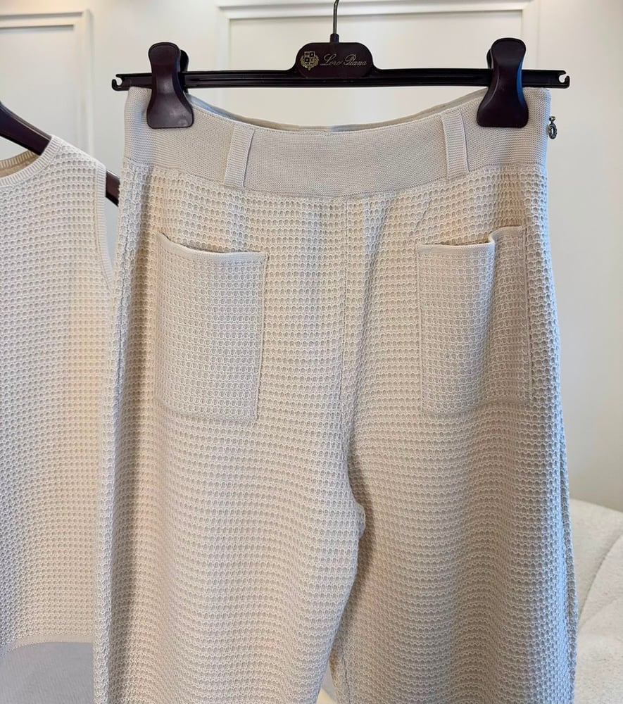 بنطال "لورو بيانا" المحبوك بنسيج الوافل الفاخر (Loro Piana Waffle-Knit Trousers)