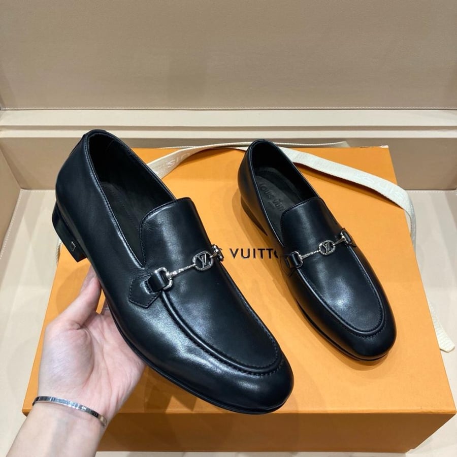 حذاء لوفر (Major Loafer) رسمي فاخر من لويس فيتون (Louis Vuitton) من الجلد الطبيعي باللون الأسود الملكي.