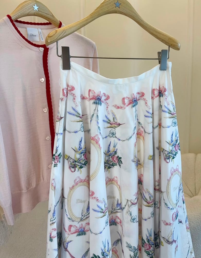 تنورة ديور (Dior) النسائية الطويلة بنقشة الزهور والطيور والشرائط