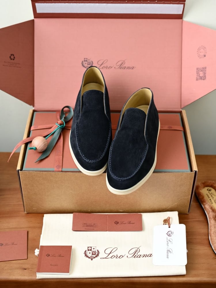 حذاء بوت رجالي كحلي من لورو بيانا (Loro Piana)